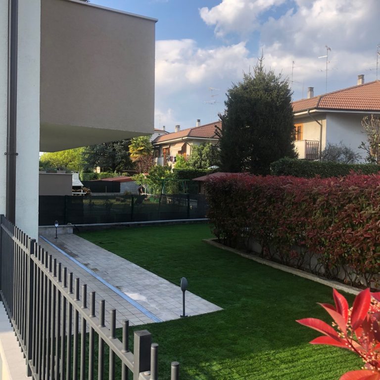 Nuovo giardino con zolle