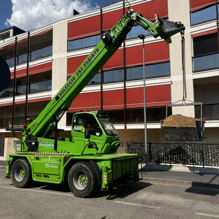 Sollevamento materiali con Merlo roto